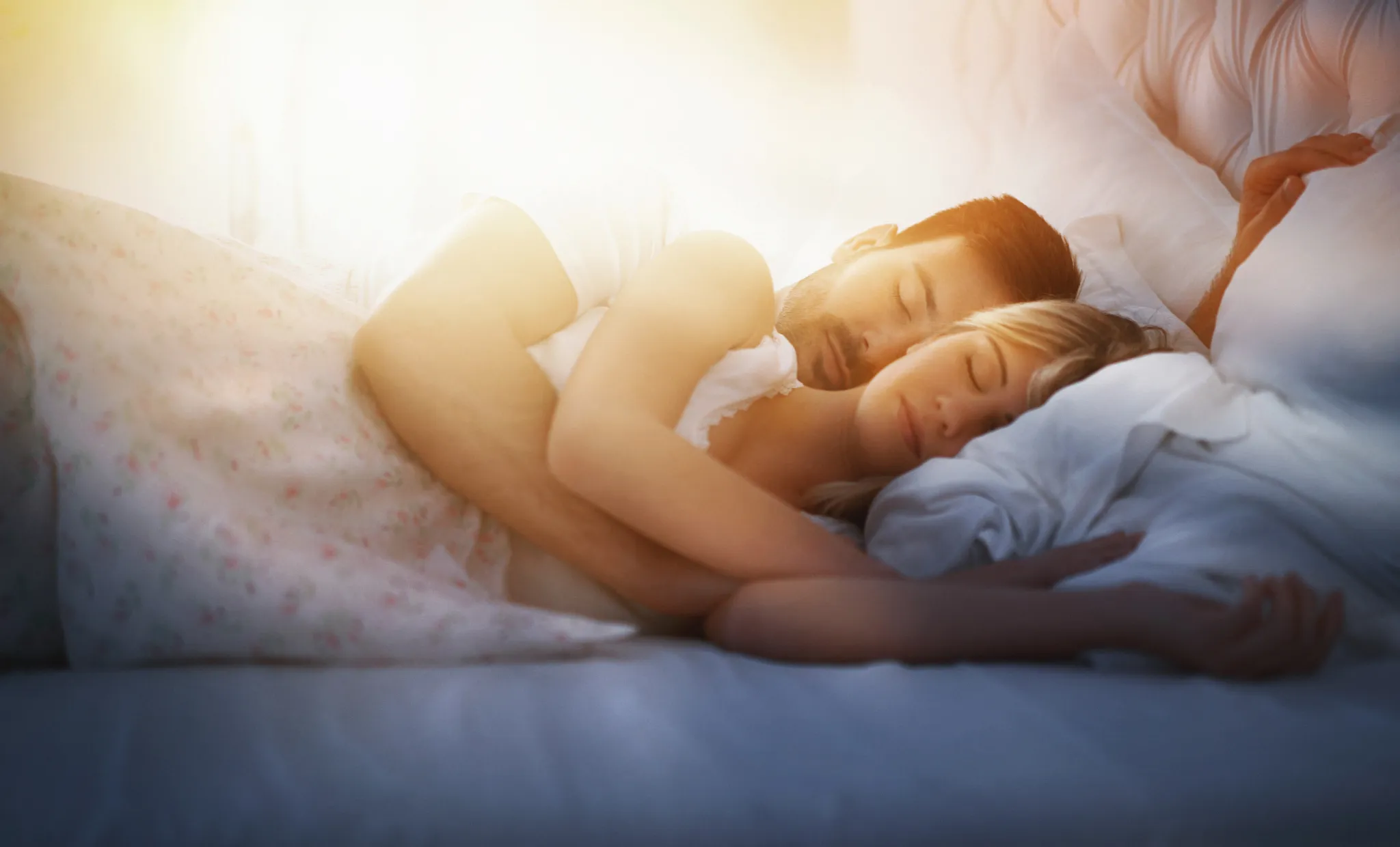 Casal dormindo na cama, Foto Canva