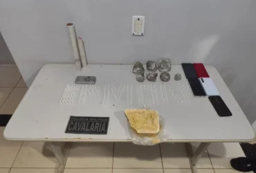 Cavalaria da PM apreende drogas e prende cinco por tráfico em operação