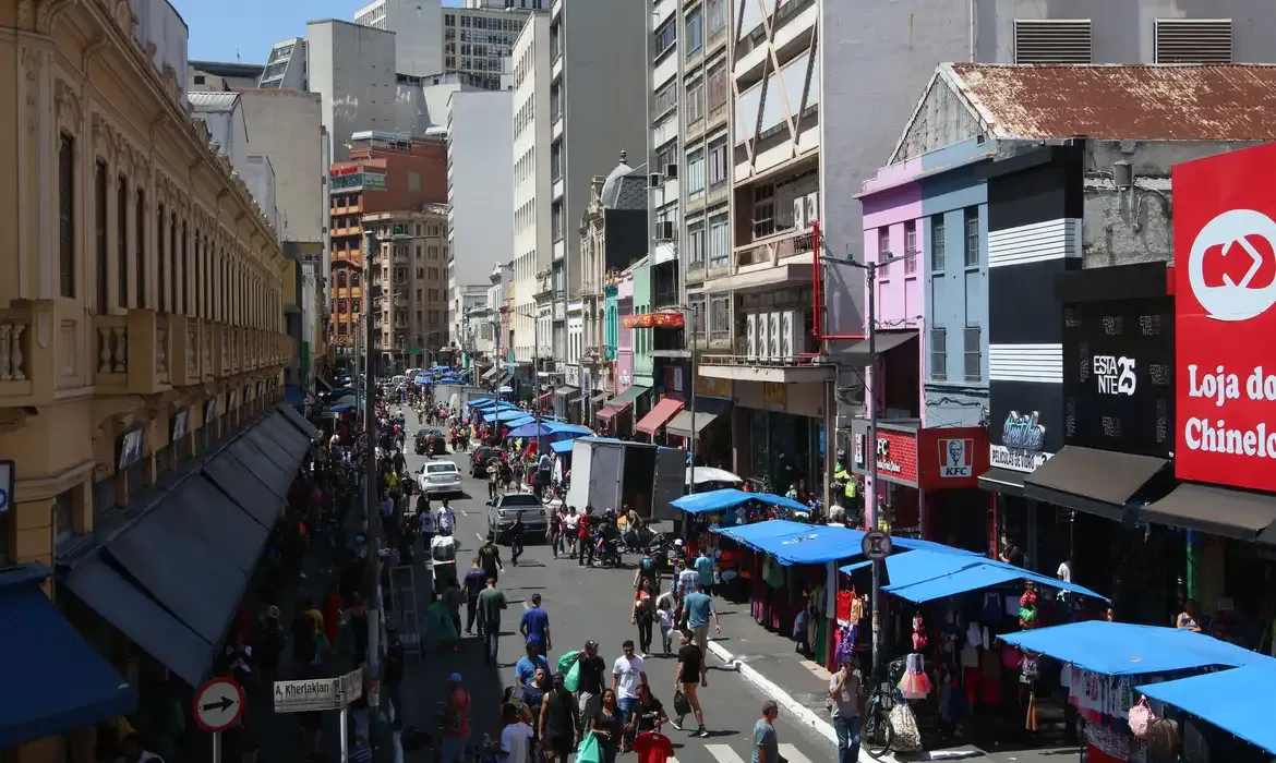 Comércio registra fechamento de vagas em março, aponta FecomércioSP