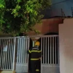 Corpo de bombeiros combate incêndio em residência no CPA 1