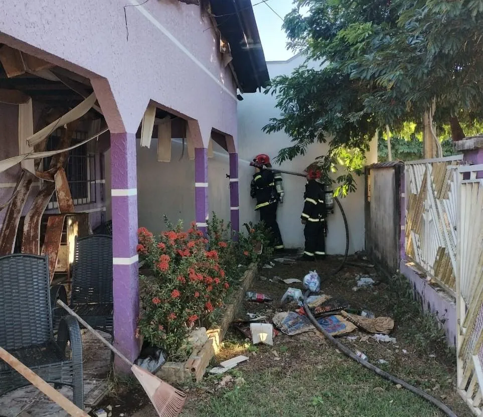 Bombeiros controlam incêndio que atingiu residência em Alta Floresta