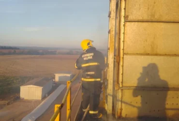 Incêndio mobiliza bombeiros e consome 50 mil litros de água em secador de grãos