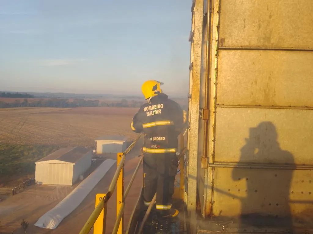 Incêndio mobiliza bombeiros e consome 50 mil litros de água em secador de grãos