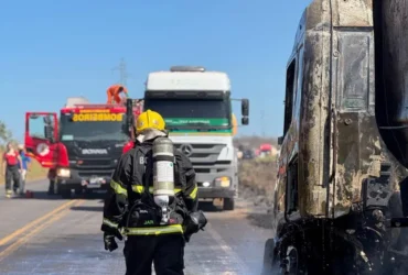 Corpo de Bombeiros utiliza 6 mil litros de água para conter incêndio em carreta
