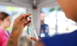 Dose de reforço da vacina contra meningite oferece proteção ampliada para bebês