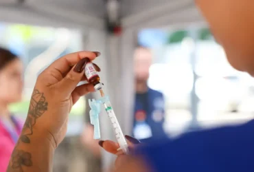 Dose de reforço da vacina contra meningite oferece proteção ampliada para bebês