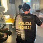 Organização criminosa atuava no roubo de aeronaves, tráfico internacional de cocaína por via aérea e lavagem de dinheiro; ações ocorrem em três estados