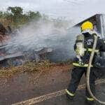 Fogo consumiu a parte frontal da composição na manhã desta segunda-feira; Bombeiros atuam com maquinário para controlar chamas e liberar a rodovia