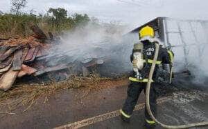 Fogo consumiu a parte frontal da composição na manhã desta segunda-feira; Bombeiros atuam com maquinário para controlar chamas e liberar a rodovia