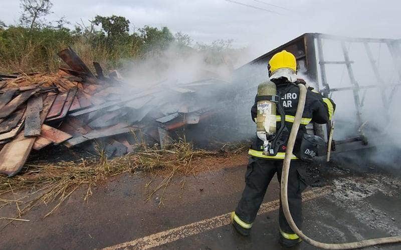 Fogo consumiu a parte frontal da composição na manhã desta segunda-feira; Bombeiros atuam com maquinário para controlar chamas e liberar a rodovia