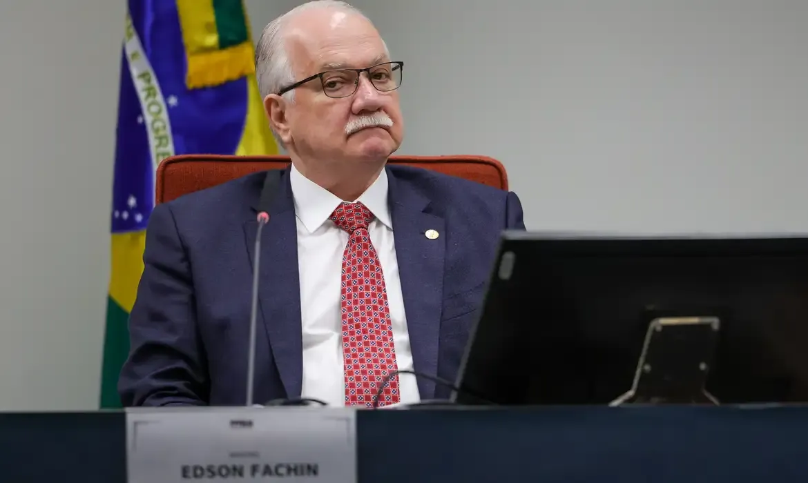Fachin inicia voto sobre redes com placar de 7 a 1 no STF