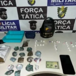 Força Tática apreende adolescentes por tráfico de drogas em praça pública