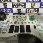 Força Tática apreende drogas e recupera carro roubado em flagrante