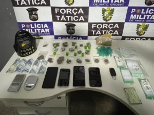 Força Tática apreende drogas e recupera carro roubado em flagrante
