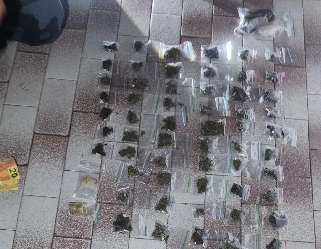 Força Tática fecha ponto de tráfico e prende seis por envolvimento com drogas