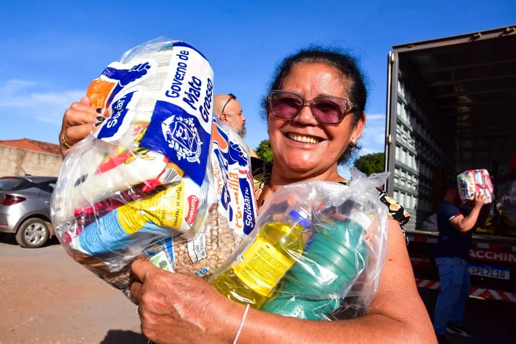 Governo de Mato Grosso entrega mais de 700 cestas em Cuiabá para garantir segurança alimentar