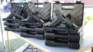 Governo entrega 300 pistolas à Guarda Municipal de Várzea Grande