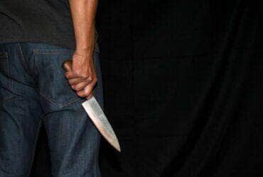 Homem invade kitnet e tenta matar ex a facadas em Mato Grosso