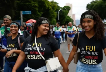 Evangelicos lideram crescimento religioso com maioria de jovens e mulheres