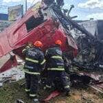 Uma das vítimas sofreu traumatismo craniano e foi socorrida pela Nova Rota; acidente ocorreu no início da tarde deste sábado (7)