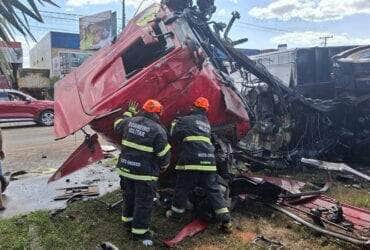 Uma das vítimas sofreu traumatismo craniano e foi socorrida pela Nova Rota; acidente ocorreu no início da tarde deste sábado (7)