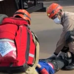 Motociclista colide com caminhão e fica preso sob o veículo em Juína