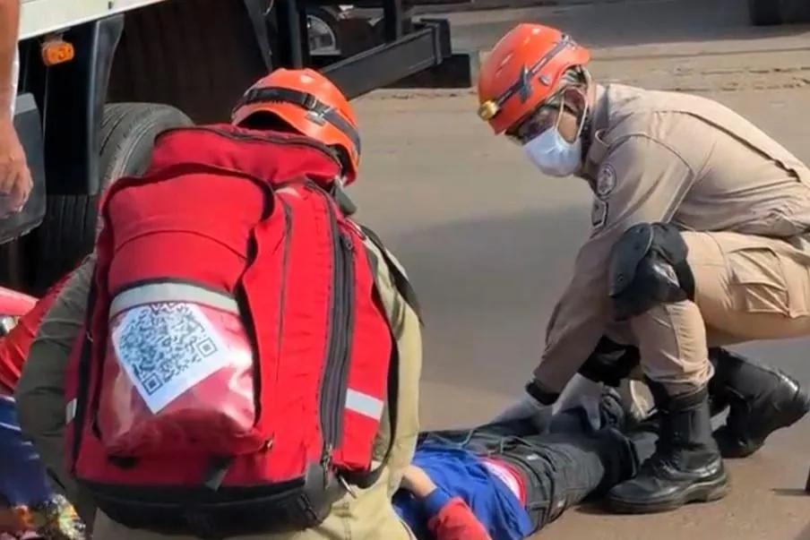 Motociclista colide com caminhão e fica preso sob o veículo em Juína