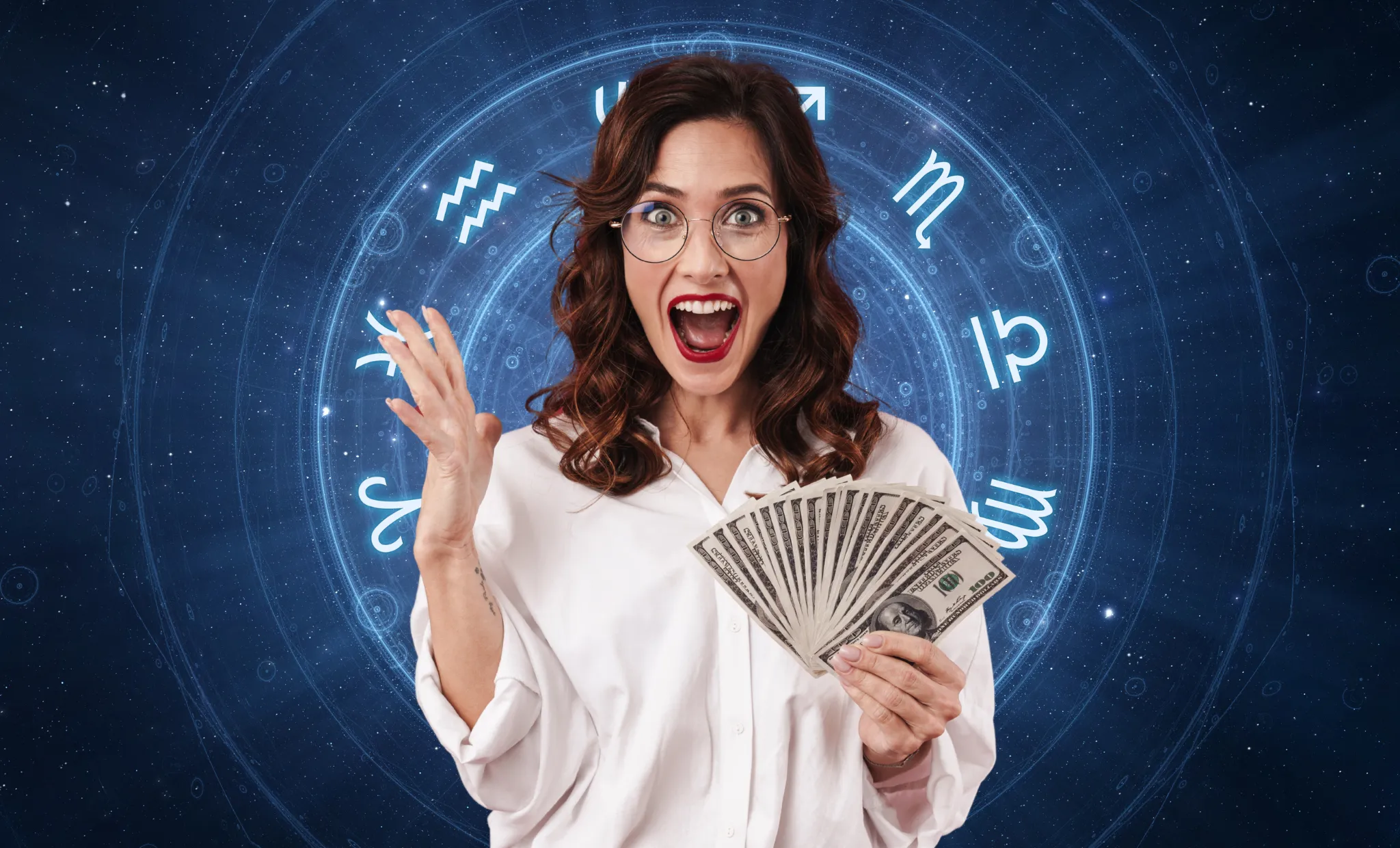 Mulher segurando dinheiro, fundo signos do zodíaco
