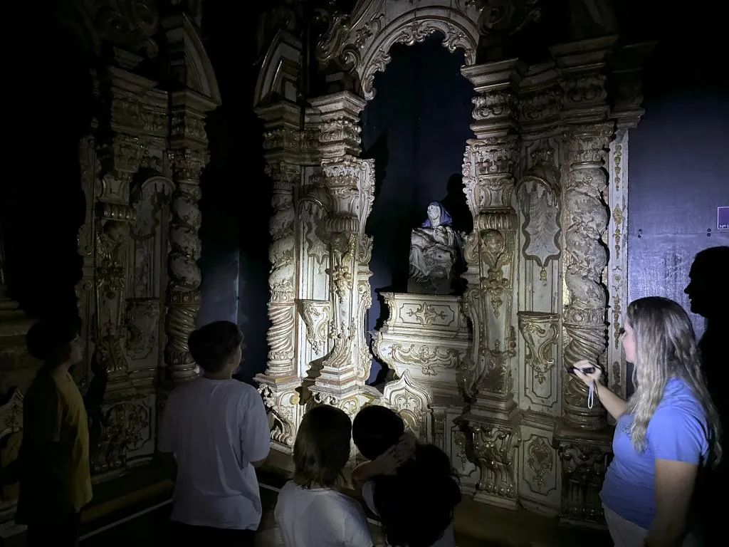 Tour noturno atrai visitantes e tem sessões prorrogadas no Museu de Arte Sacra