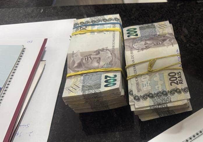 Ação cumpre mandados de prisão e busca em cinco cidades e visa desarticular organização criminosa interestadual; veículos e eletrônicos foram apreendidos