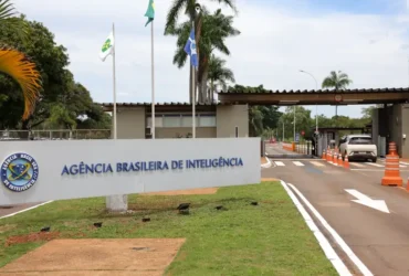 Polícia Federal indicia Carlos Bolsonaro e Ramagem no caso da Abin Paralela