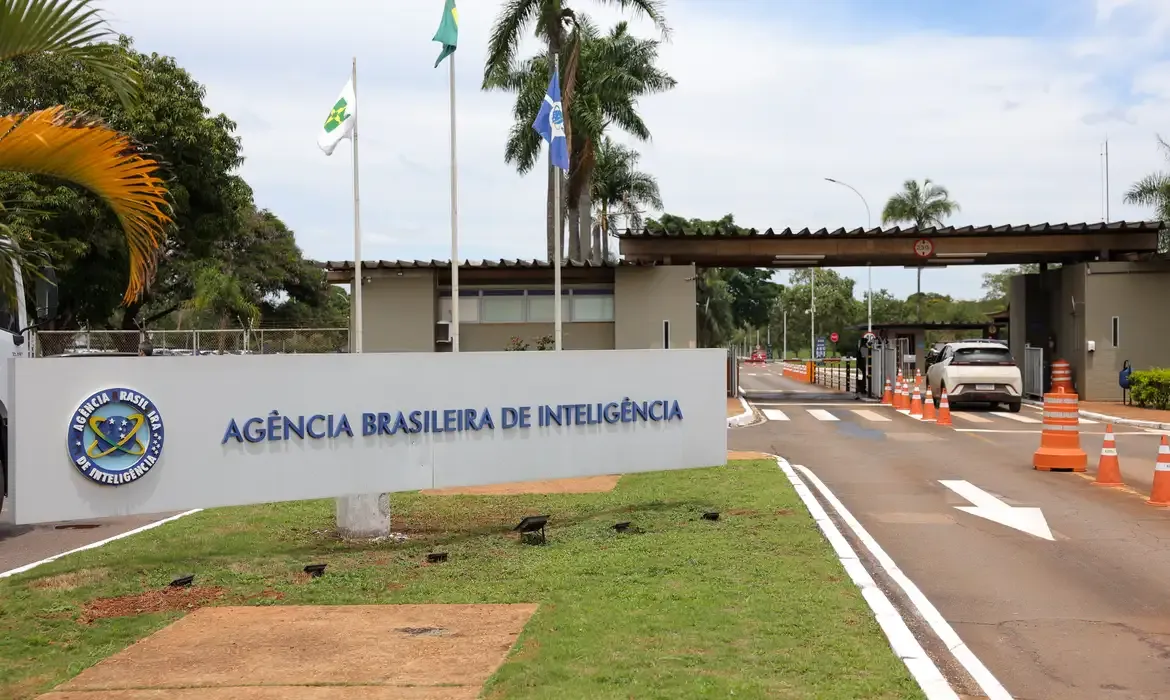 Polícia Federal indicia Carlos Bolsonaro e Ramagem no caso da Abin Paralela