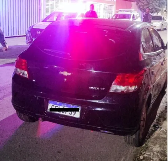 Polícia recupera carro roubado e apreende arma durante operação em Cuiabá