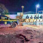 Droga estava oculta sob óleo vegetal; motorista e passageira foram presos em flagrante e encaminhados à Polícia Federal