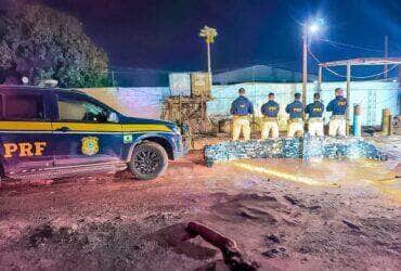 Droga estava oculta sob óleo vegetal; motorista e passageira foram presos em flagrante e encaminhados à Polícia Federal