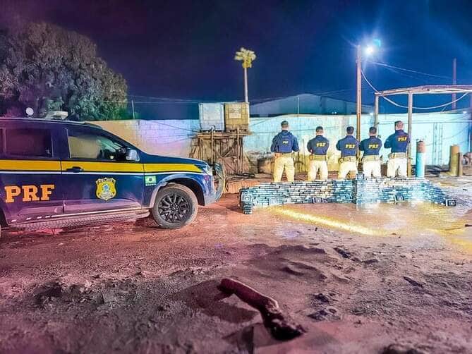 Droga estava oculta sob óleo vegetal; motorista e passageira foram presos em flagrante e encaminhados à Polícia Federal