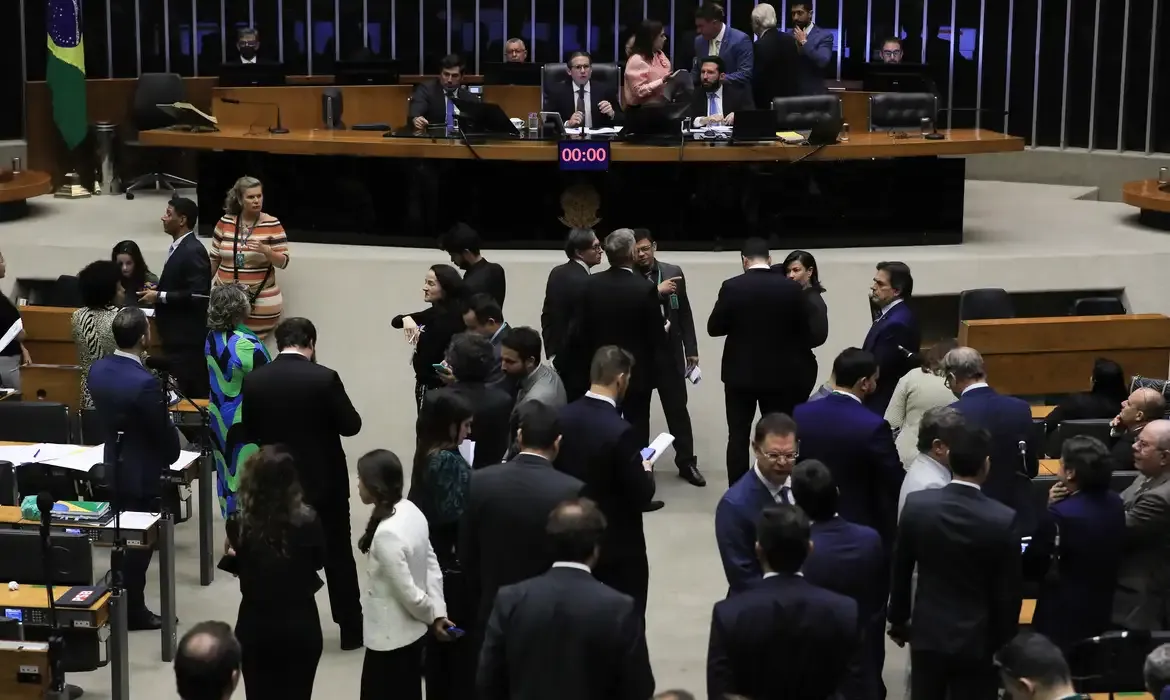 Câmara derruba decreto sobre IOF e impõe derrota ao governo Lula