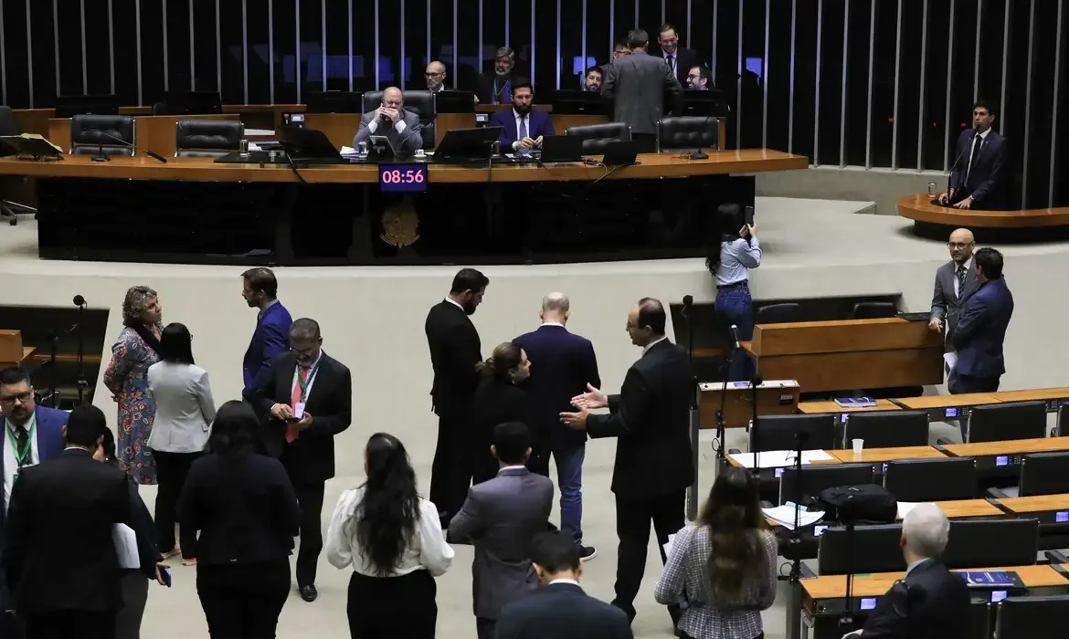 Câmara rejeita decreto que aumentava alíquotas do IOF e gera repercussão política
