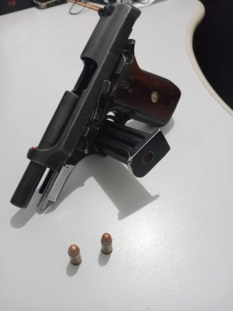 Polícia prende dupla por porte ilegal após fuga em alta velocidade