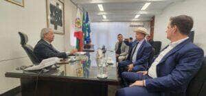 Prefeito garante com senador e deputado R$ 2 milhões em emendas para saúde de Sinop