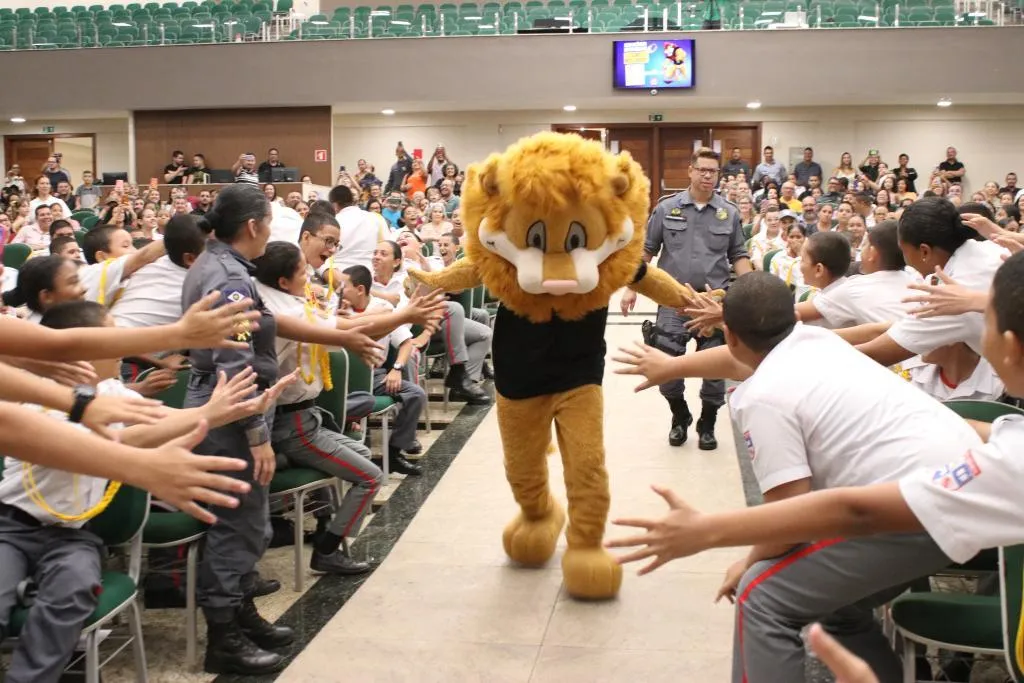 Proerd realiza formatura de 1.300 alunos do sétimo ano em Cuiabá