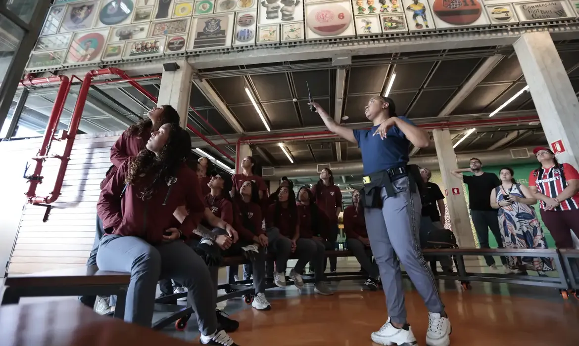 Torcedores lotam Museu do Futebol para acompanhar o Brasileirão Feminino