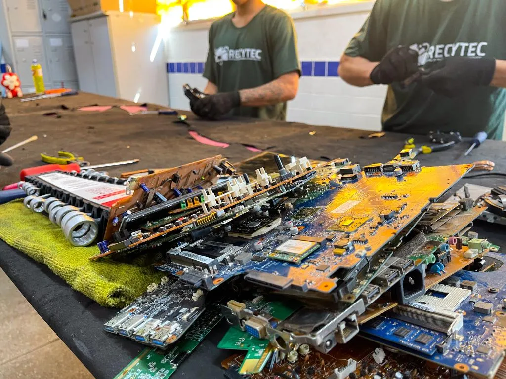 Cursos gratuitos de Inteligência Artificial e reparo de celulares em Mato Grosso