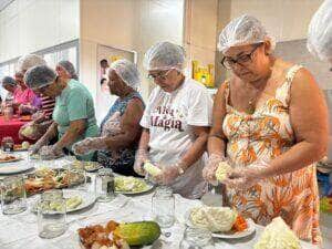 Sinop promove à idosos do CRAS Palmeiras oficina de conserva de alimentos saudáveis