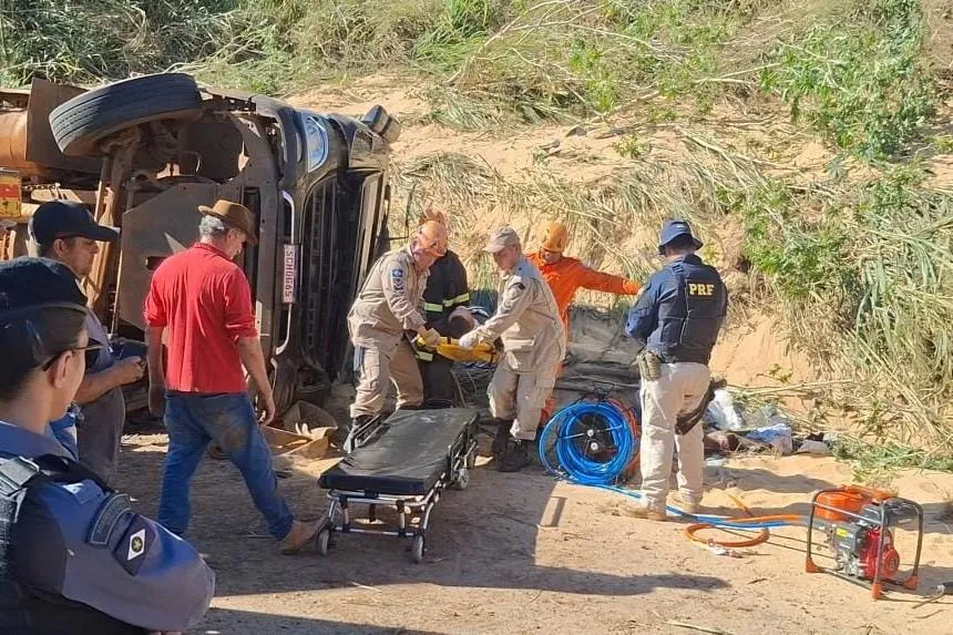 Motorista fica ferido após tombamento de carreta na Curva do S em Mato Grosso