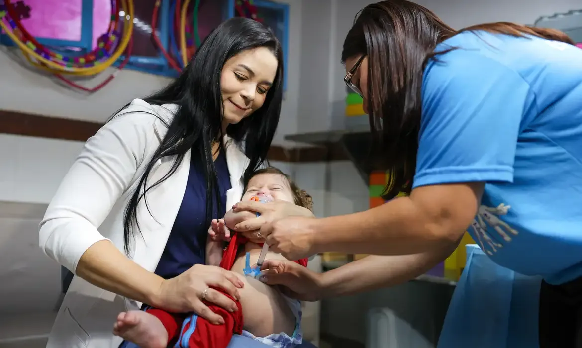 Vacinação enfrenta desafios no Brasil apesar de avanços recentes