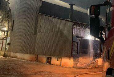 Fogo começou ainda na noite de sábado e só foi completamente extinto por volta das 3h40 deste domingo; aproximadamente 20 mil litros de água foram utilizados na operação