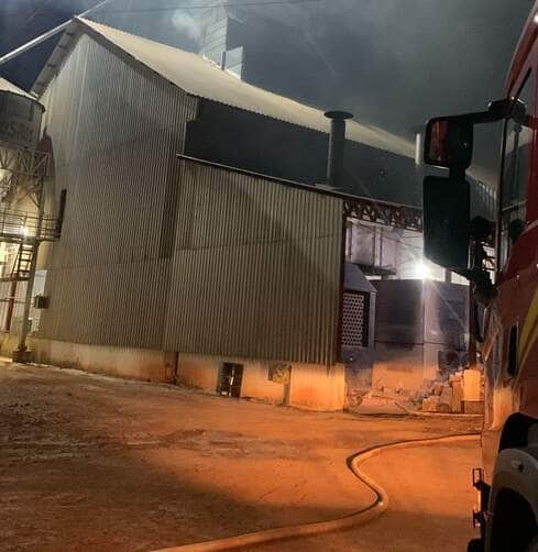 Fogo começou ainda na noite de sábado e só foi completamente extinto por volta das 3h40 deste domingo; aproximadamente 20 mil litros de água foram utilizados na operação