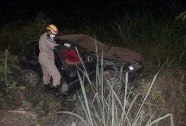 Condutor foi encontrado desorientado e sem lesões aparentes; suspeita é de que ele estivesse embriagado