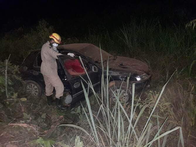 Condutor foi encontrado desorientado e sem lesões aparentes; suspeita é de que ele estivesse embriagado